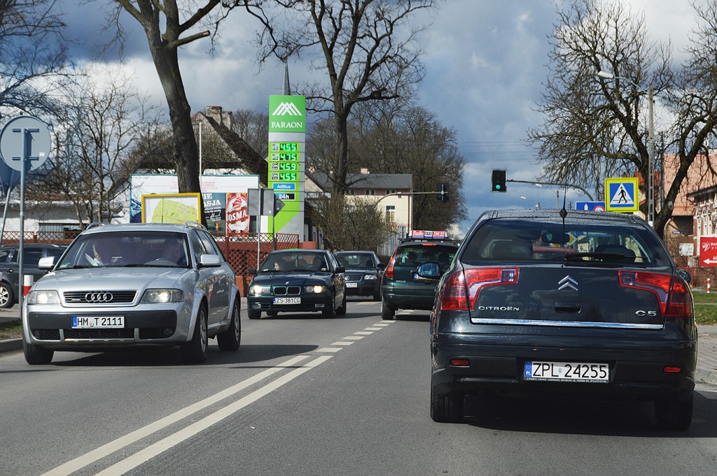 Many Polish number plates cross the border from Germany to Poland daily. After Poland’s accession to the EU in 2004, more and more young Polish families decided to leave their homes behind and to find new housing in Germany.  Many of them still work in Poland.