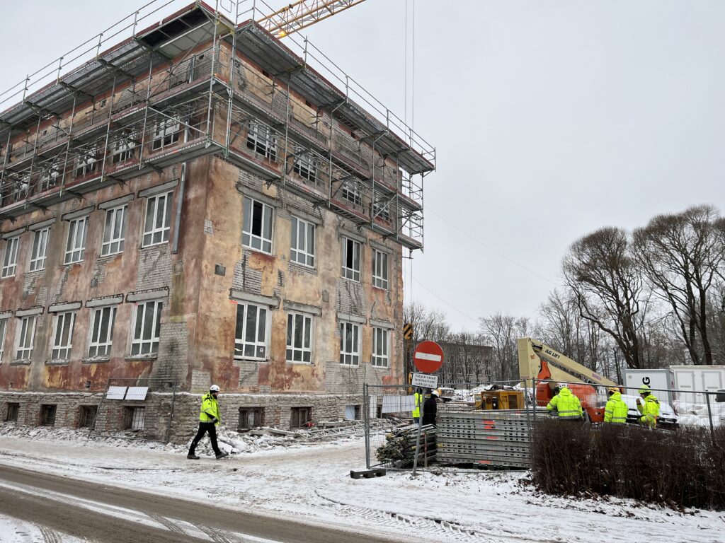 For now, this school is still under construction. From next year, it will hold 800 students, where they will be taught the Estonian language.